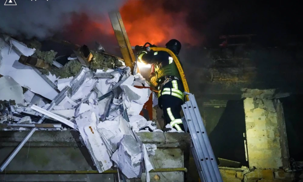 Ομοβροντία από την Κριμαία ως το Μικολάιφ με πυραύλους και drones -Στις φλόγες το διυλιστήριο του Νοβοσαχτίνσκ (Βίντεο)